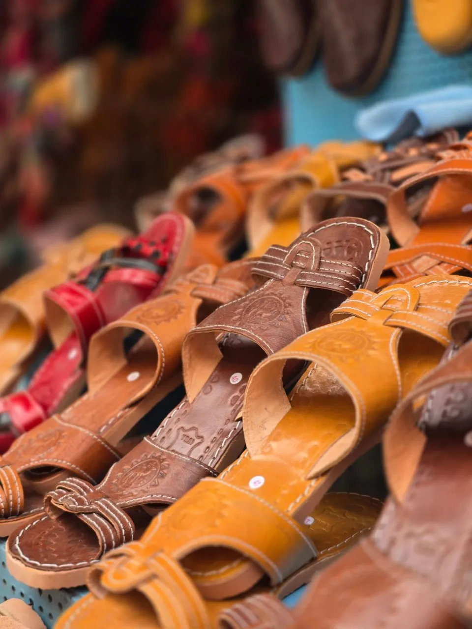 Exhibición de vibrantes sandalias de cuero artesanales que muestran la artesanía tradicional.